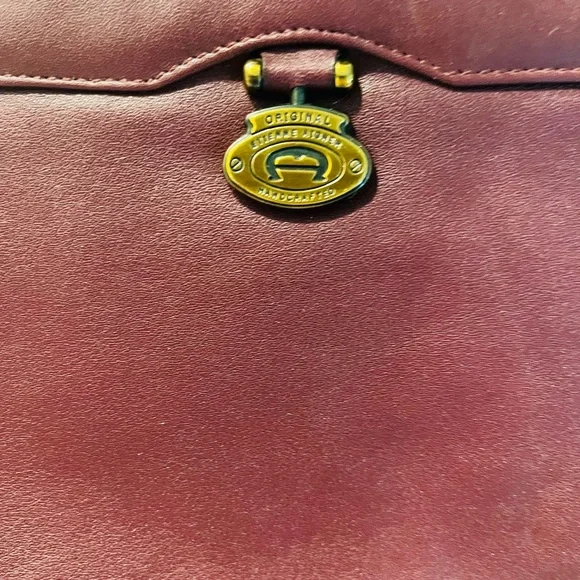 Etienne Aigner Signature Antic Red Shoulder BagFeaturing Aigners Gold Classic A - Picture 3 of 6
